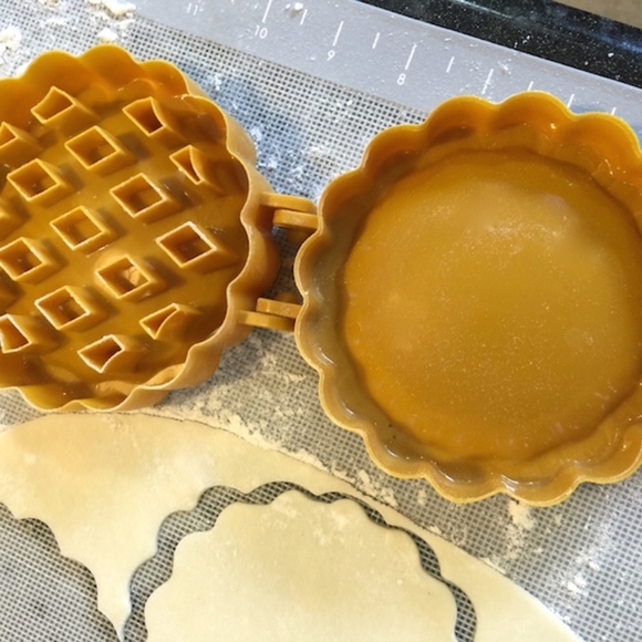 Vintage 2009 NIB William-Sonoma Lattice Pocket Pie Lattice Mold Mini Pie Maker - Picture 7 of 17